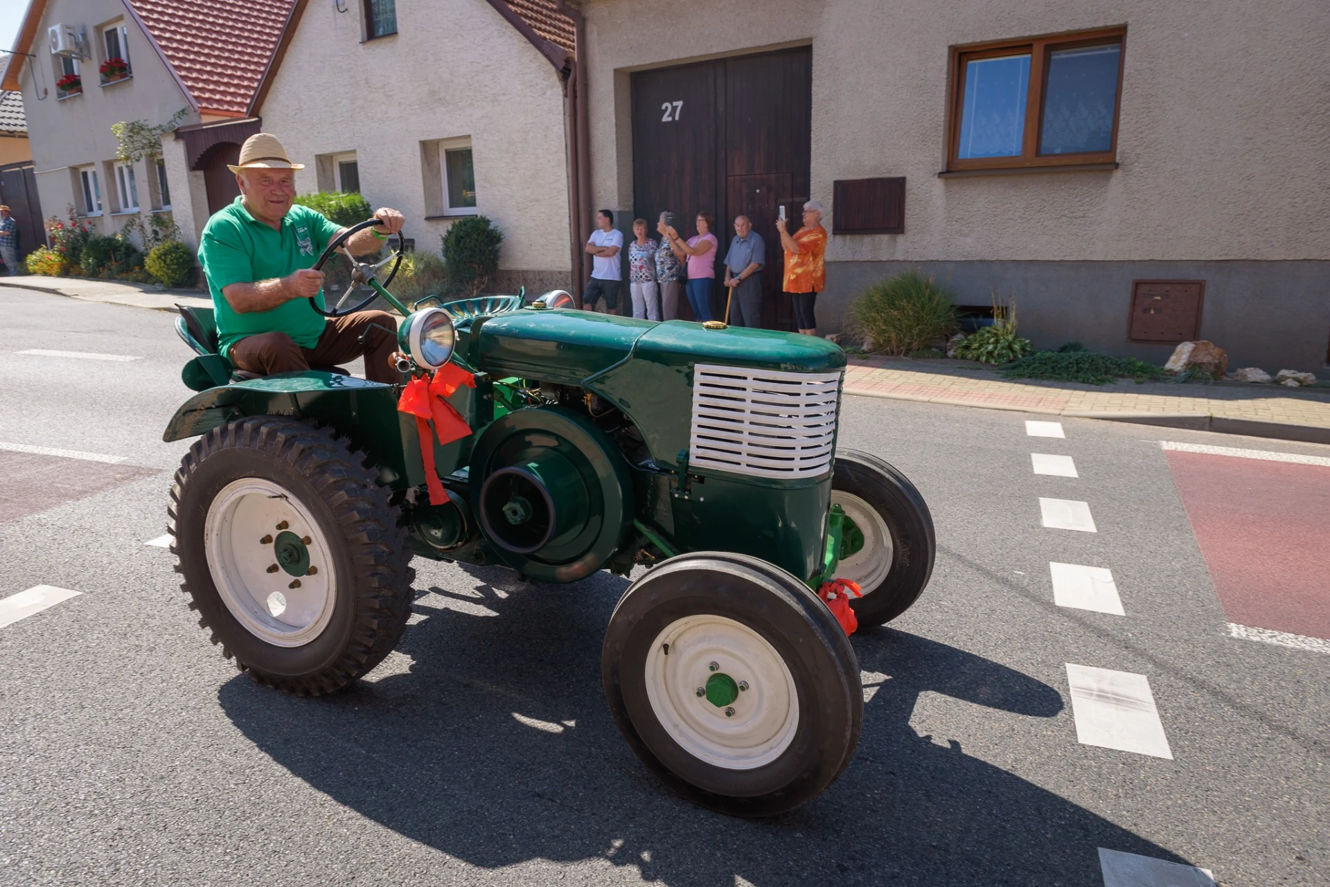 Josef Ficek na historickém traktoru
